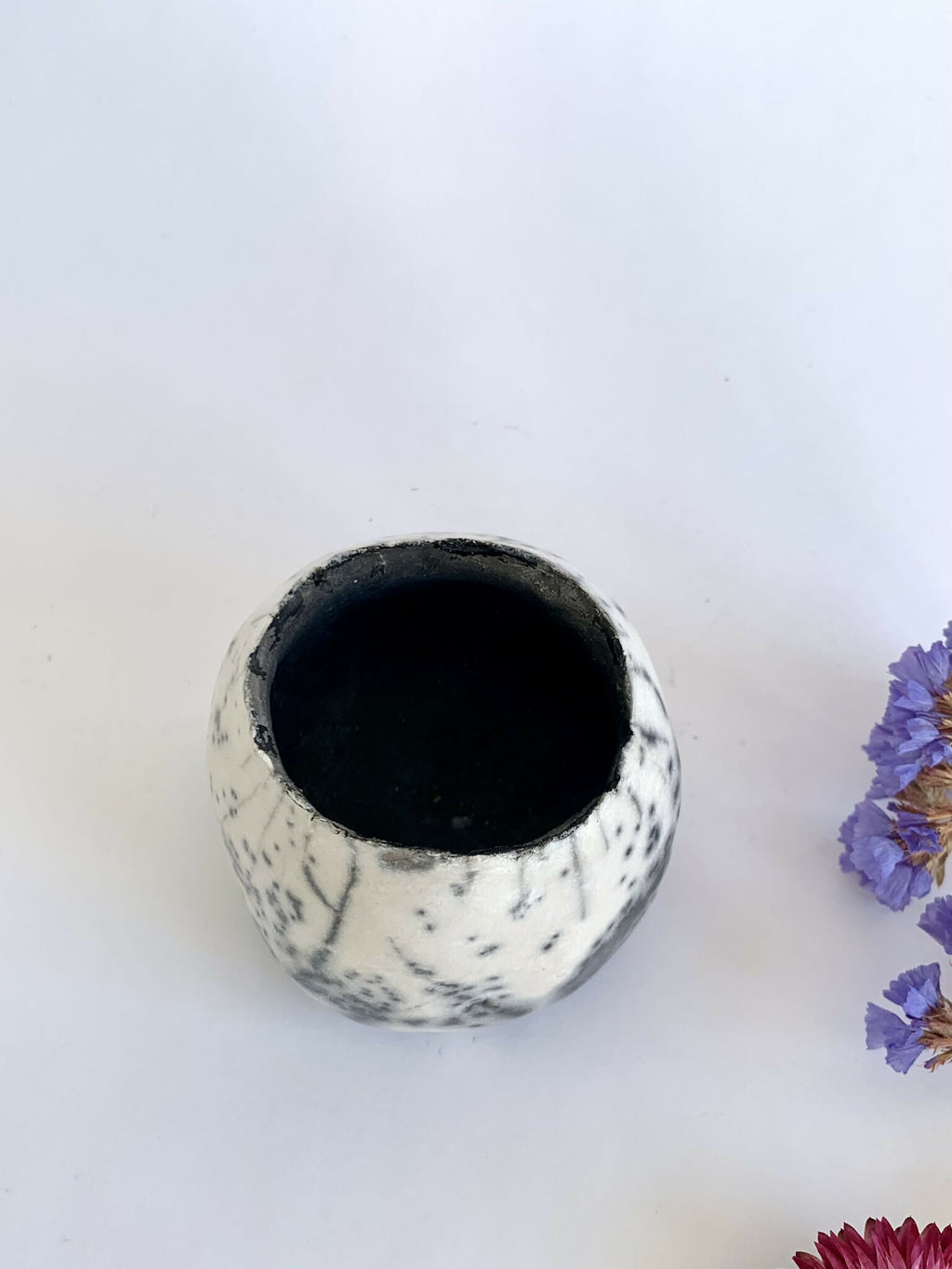 Vase boule en raku blanc à points noirs, vue de l’ouverture