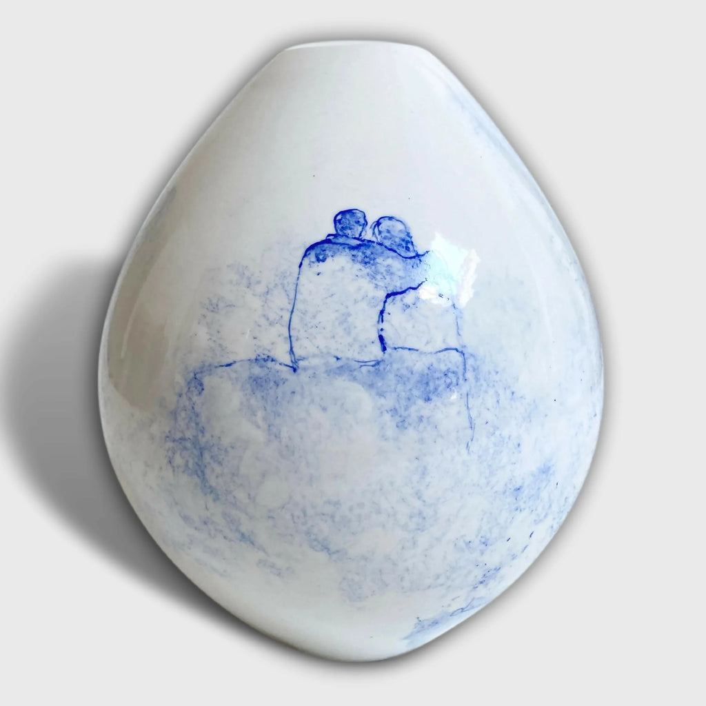 Vase en forme de goutte, décor couple en bleu sur fond blanc