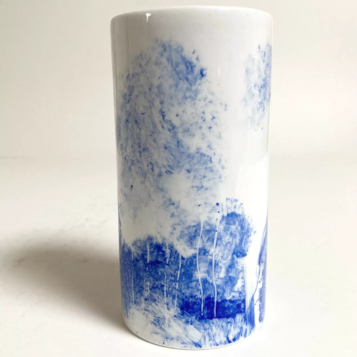 Vase blanc avec traces bleues et scène du couple méditant en bas, style aquarelle.