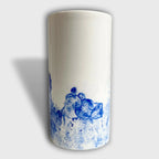 Vase cylindre blanc avec illustration bleue de couple méditant