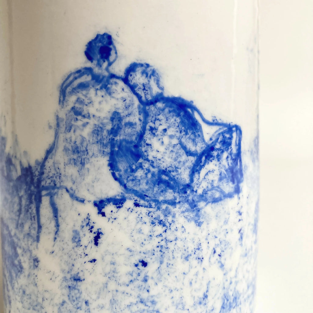 Vase cylindrique blanc, motif bleu de couple méditant et textures éclaboussées
