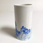 Vase cylindre blanc avec motif bleu du couple méditant, éclaboussures décoratives