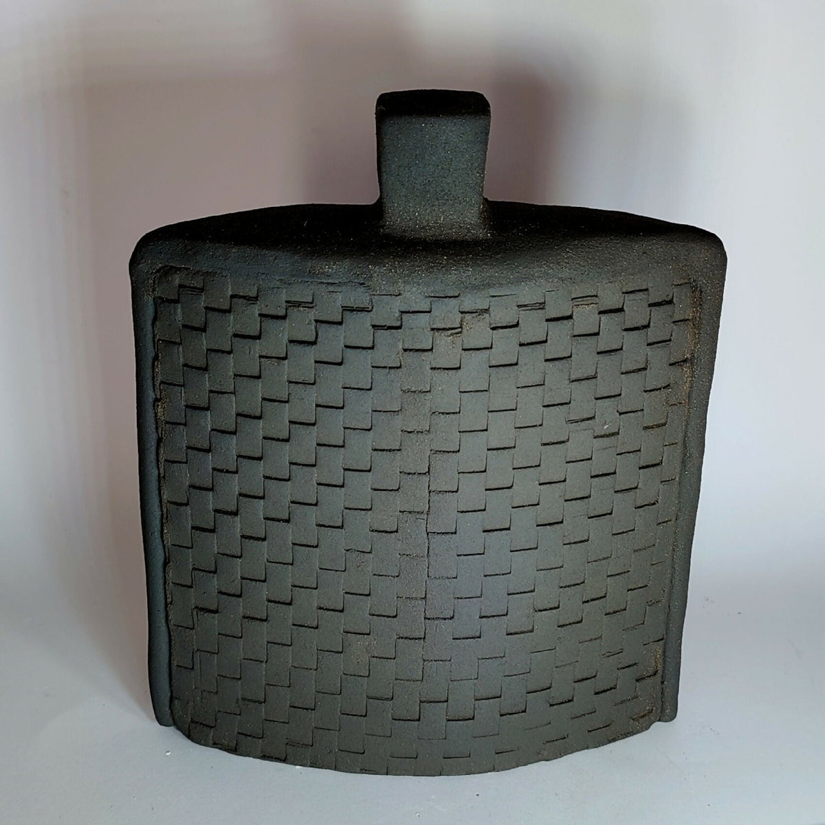 Vase céramique foncé motif damier tressé, col cylindrique avec bouchon