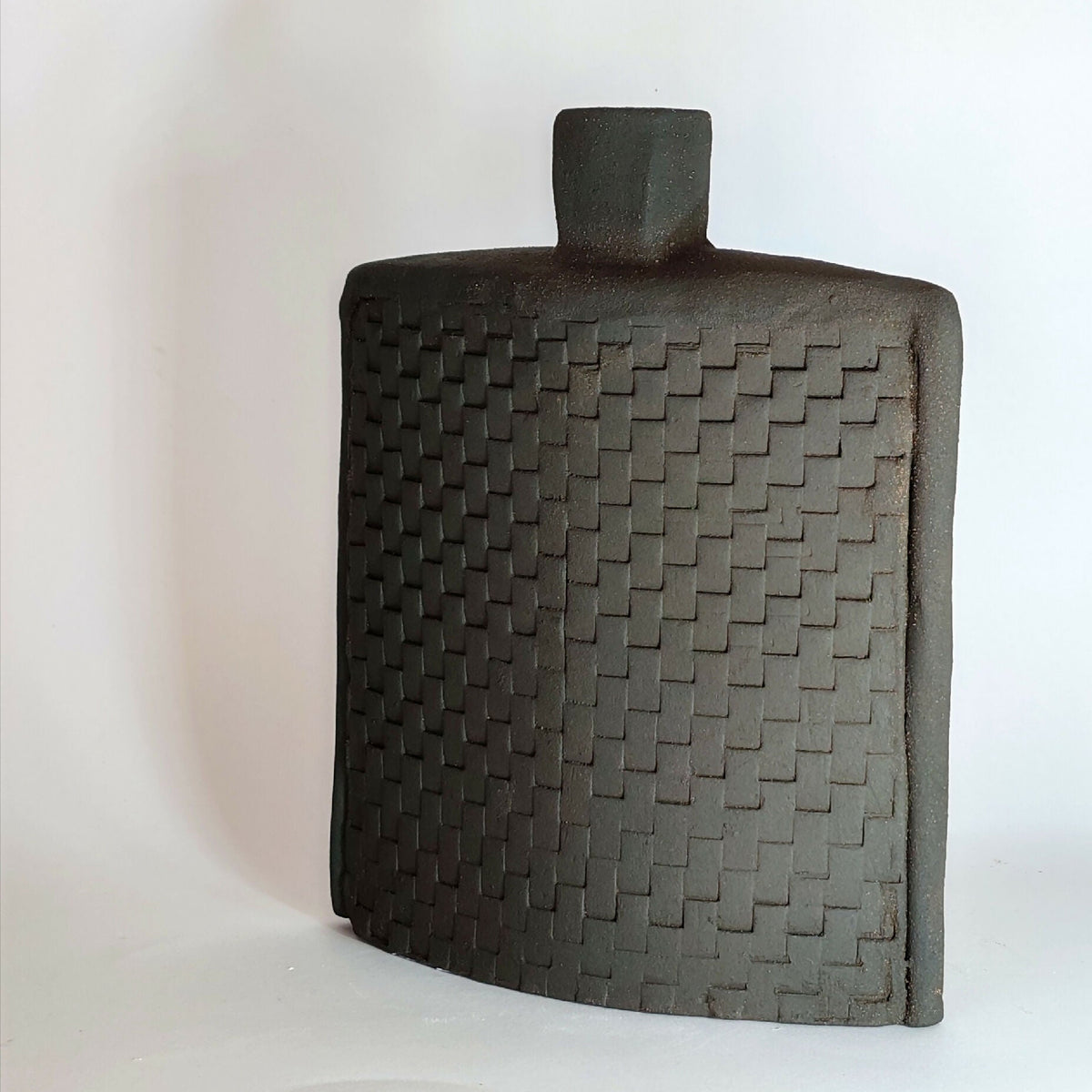 Vase céramique foncé motif damier tressé, vue trois-quarts avec col cylindrique