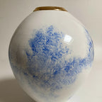 Vase en céramique blanc aux motifs bleus diffus, col doré