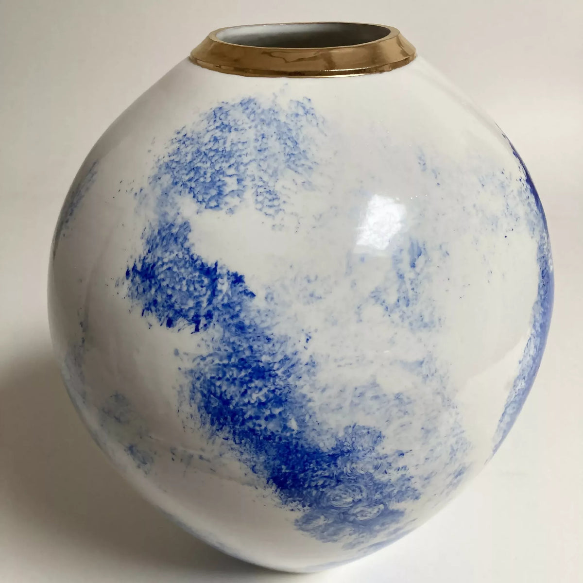 Vase en céramique blanc aux aplats bleus, col doré