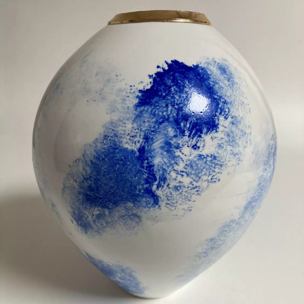 Vase en céramique ovale blanc avec grandes zones bleues, col doré