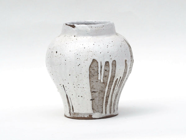 Petit vase en céramique blanc, texture mouchetée et motifs verticaux gris-brun.