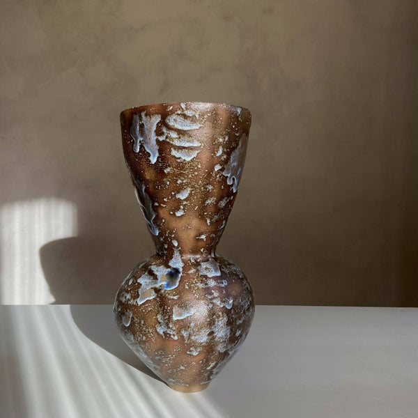 Vase en céramique brun, forme galbée, glaçure tachetée beige et bleutée