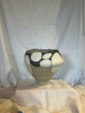 Grand vase en grès beige à col noir et motifs galets blancs