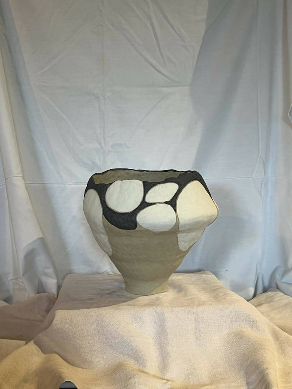 Grand vase en grès beige à col noir et motifs galets blancs