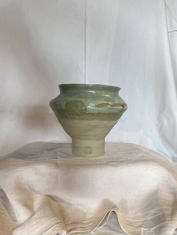 Vase en grès émaillé vert, ouverture évasée et bords ondulés