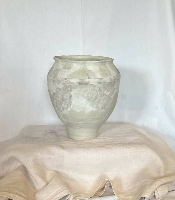 Grand vase Cyclades en céramique blanc cassé, forme boule et bord cannelé