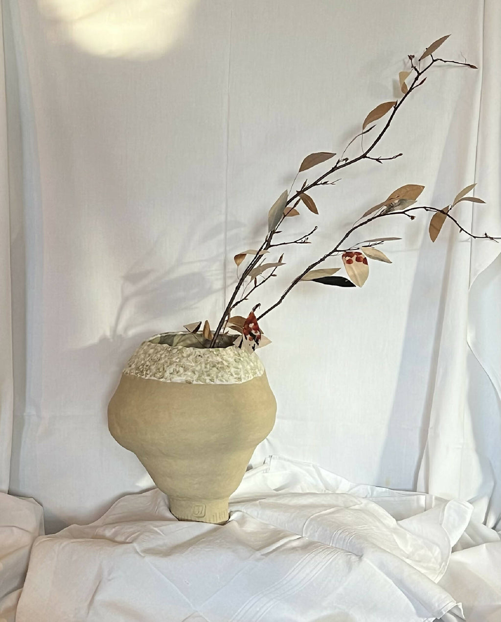 Grand vase en grès émaillé beige, forme évasée et grande ouverture