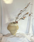 Grand vase en grès émaillé beige, forme évasée et grande ouverture