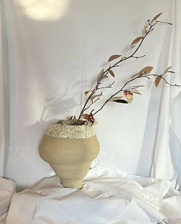 Grand vase en grès émaillé beige, forme évasée et grande ouverture