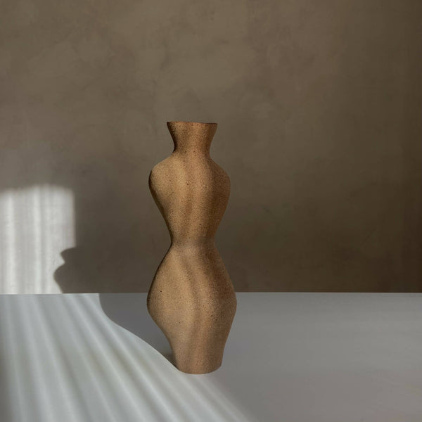 Vase II en céramique à texture granuleuse, forme élancée avec col court.