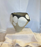 Grand vase beige à ouverture évasée, liseré noir et gros galets blancs