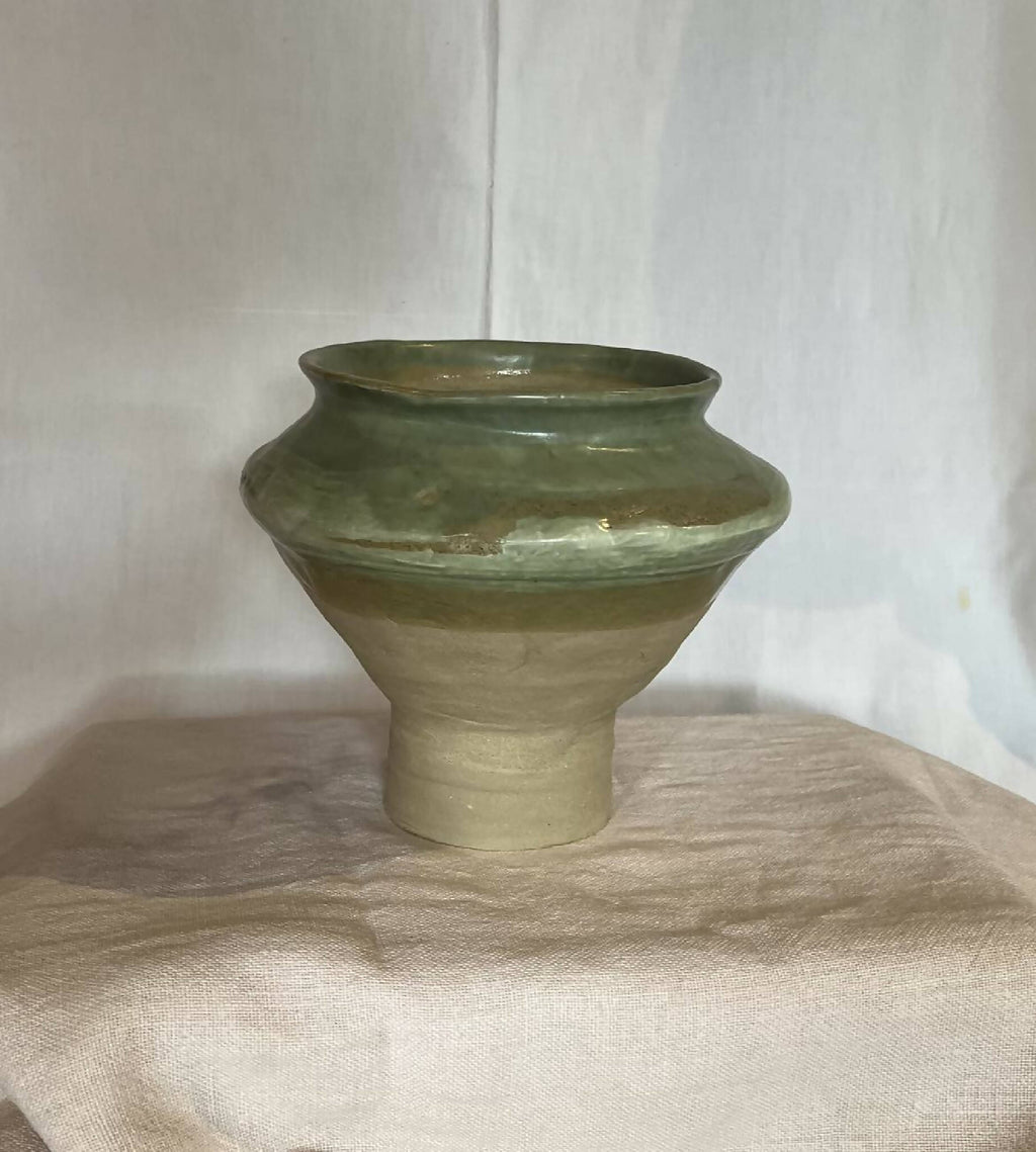 Vase en grès émaillé vert, forme trapue et bord supérieur ondulé