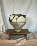 Grand vase en grès beige, bord noir contrasté et motifs galets blancs