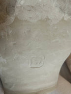 Grand vase Cyclades blanc cassé, détail de motif en relief sur la panse