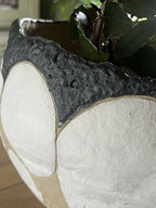 Vase grès sculpté beige et noir, grand motif galet blanc