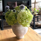 Grand vase Cyclades blanc cassé avec fleurs vertes et houppettes noires