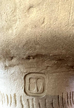 Vase en grès émaillé, détail du marquage en relief sur la surface texturée