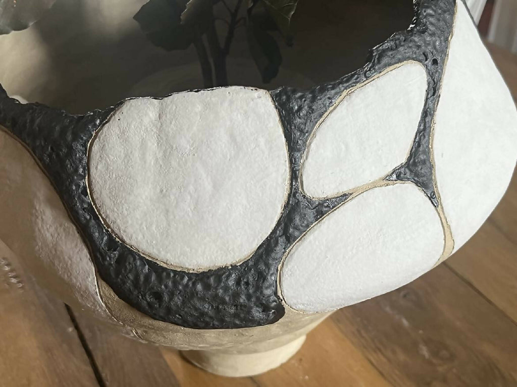 Vase en grès noir et beige, motifs galets blancs sur la paroi