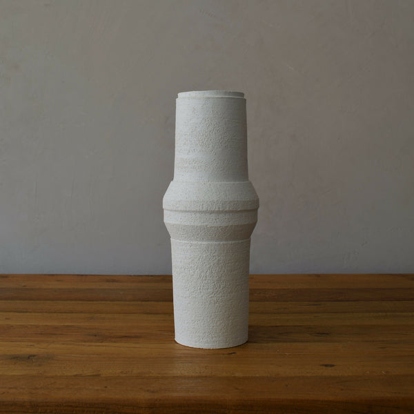 Vase en céramique clair, forme cylindrique avec reliefs horizontaux texturés