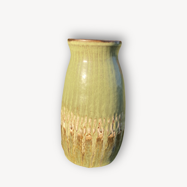 Vase en céramique émaillée jaune-vert moucheté, col resserré, bord bleu, forme ventrue.