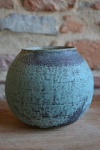 Vase en céramique bleu-vert texturé, vue de trois-quarts