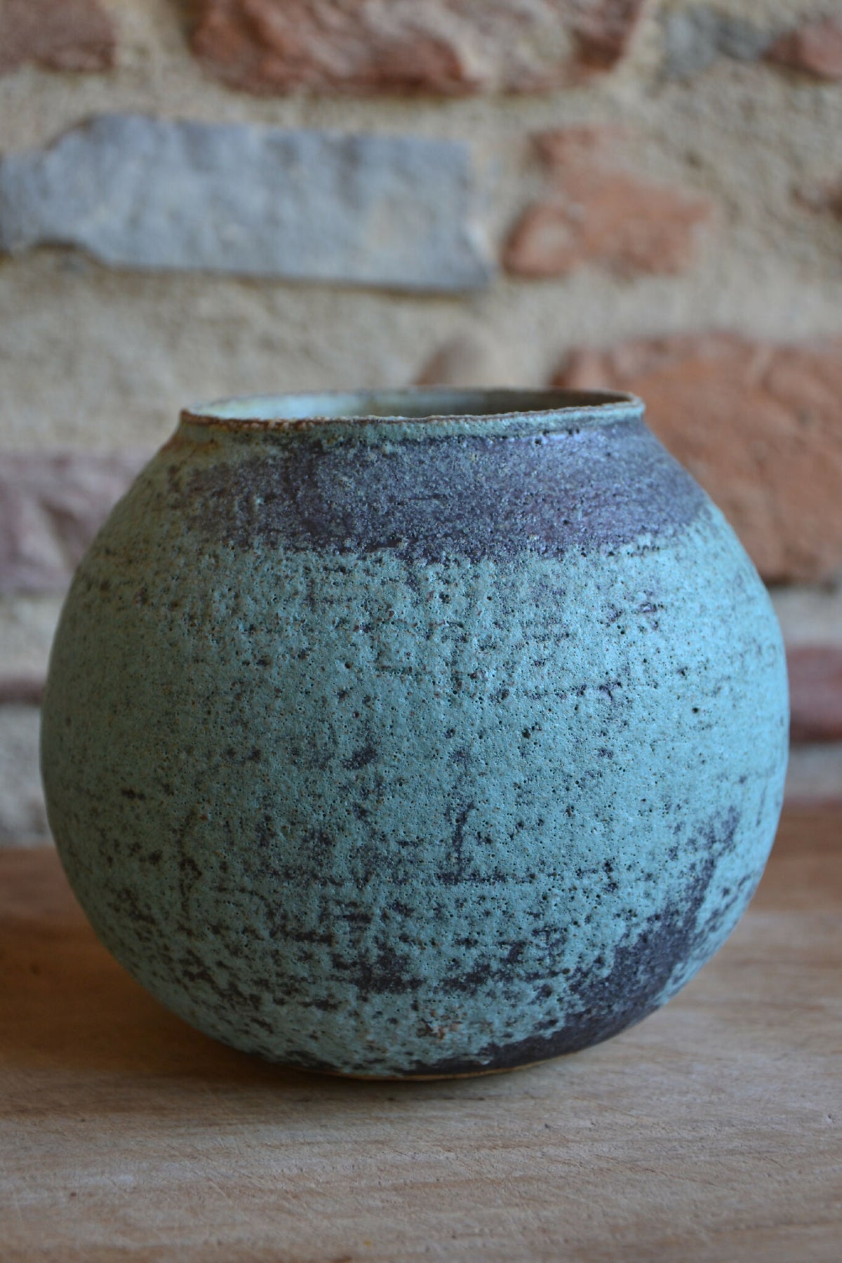 Vase en céramique bleu-vert texturé, vue de trois-quarts
