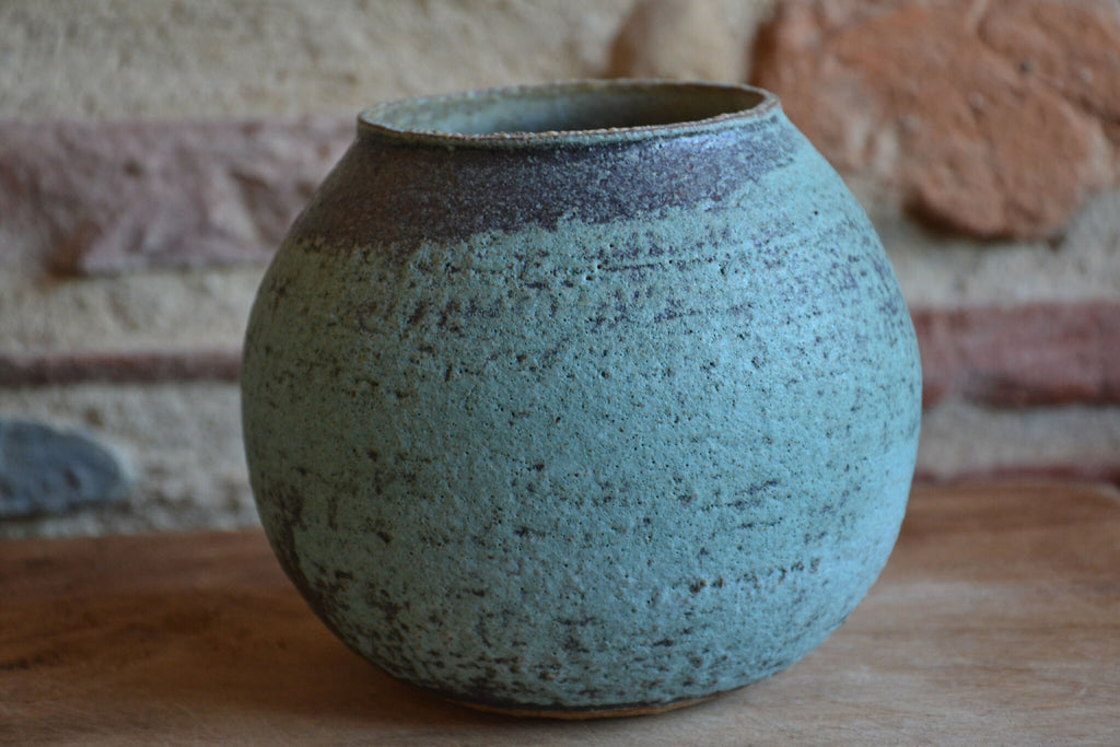Vase en céramique bleu-vert arrondi, silhouette basse et large