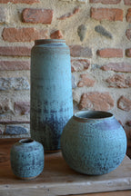 Ensemble de vases en céramique bleu-vert, tailles et formes assorties