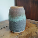 Vase en céramique RIVAGE bleu-vert granuleux, finition mouchetée, base arrondie