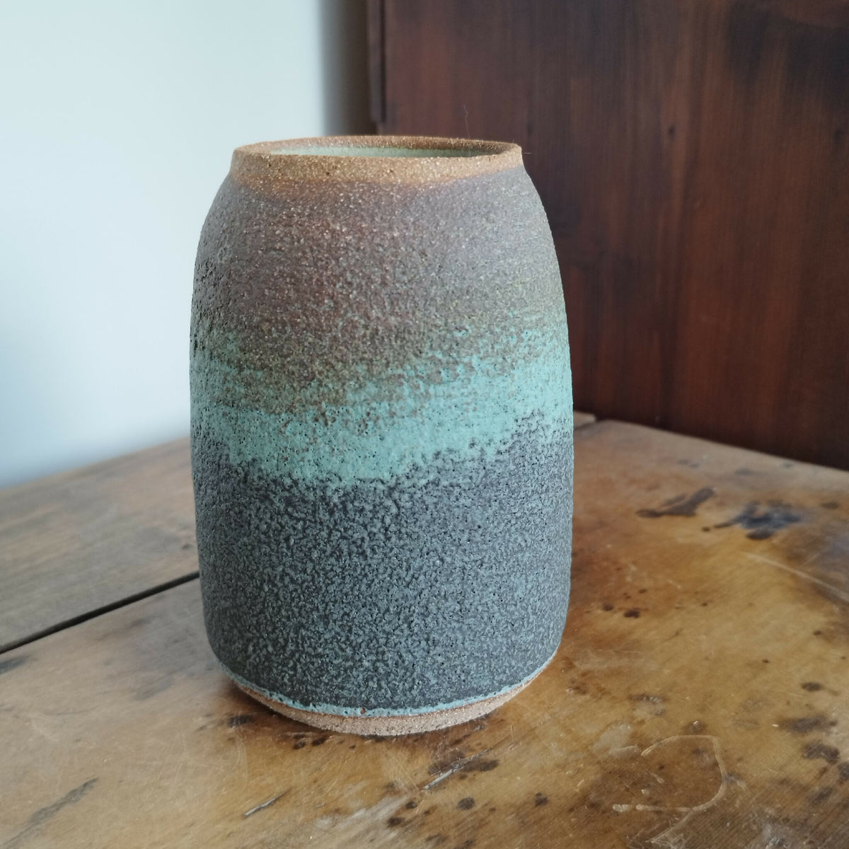 Vase en céramique RIVAGE bleu-vert granuleux, finition mouchetée, base arrondie