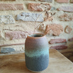 Vase en céramique RIVAGE bleu-vert dégradé, silhouette cylindrique, bord brun