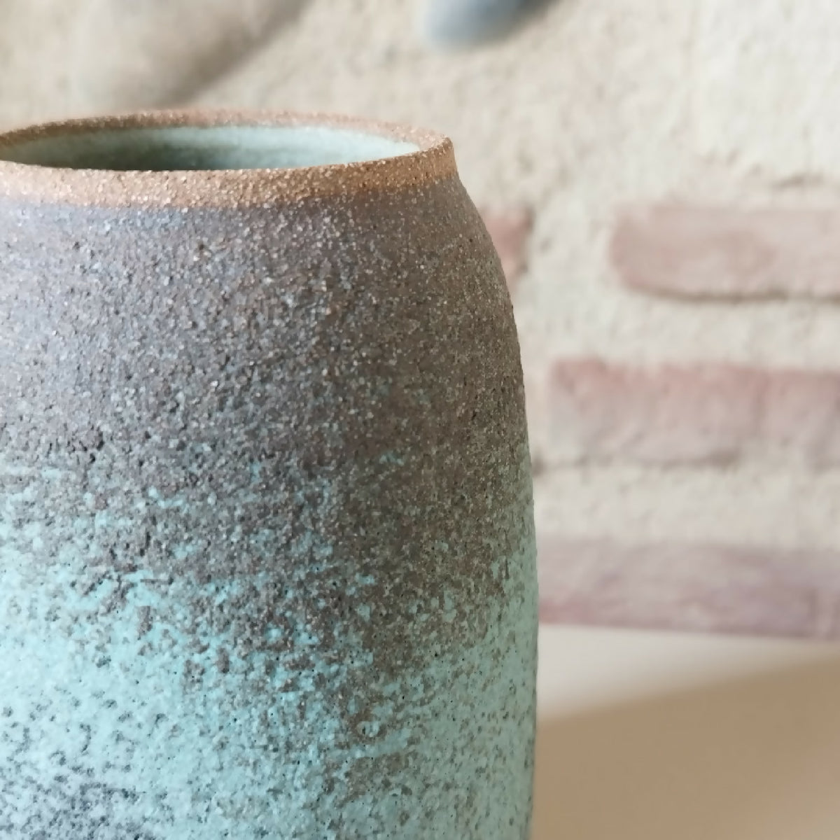 Vase en céramique RIVAGE gros plan, texture mouchetée bleu-vert et bord brun