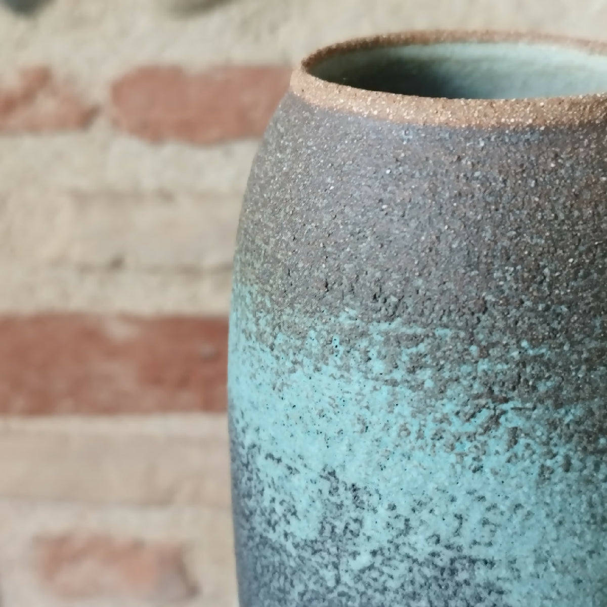 Vase en céramique RIVAGE vue rapprochée, glaçure bleu-vert mouchetée, bord brun