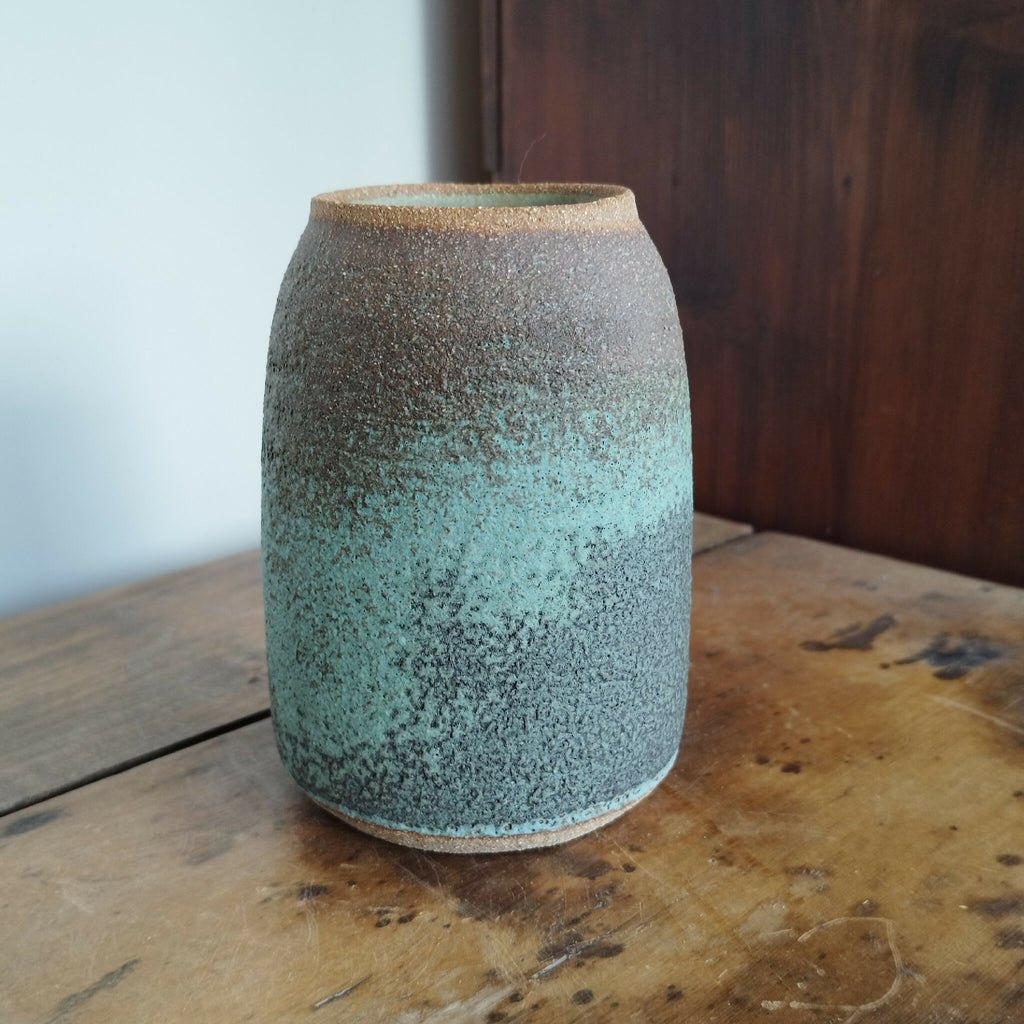 Vase en céramique RIVAGE bleu-vert uni par zones, bord brun, aspect pierreux