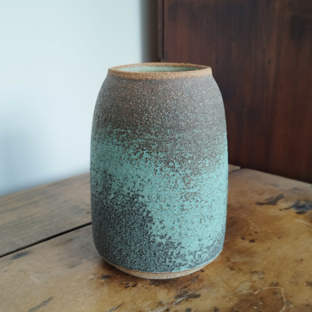 Vase en céramique RIVAGE bleu-vert texturé, silhouette cylindrique, bord brun