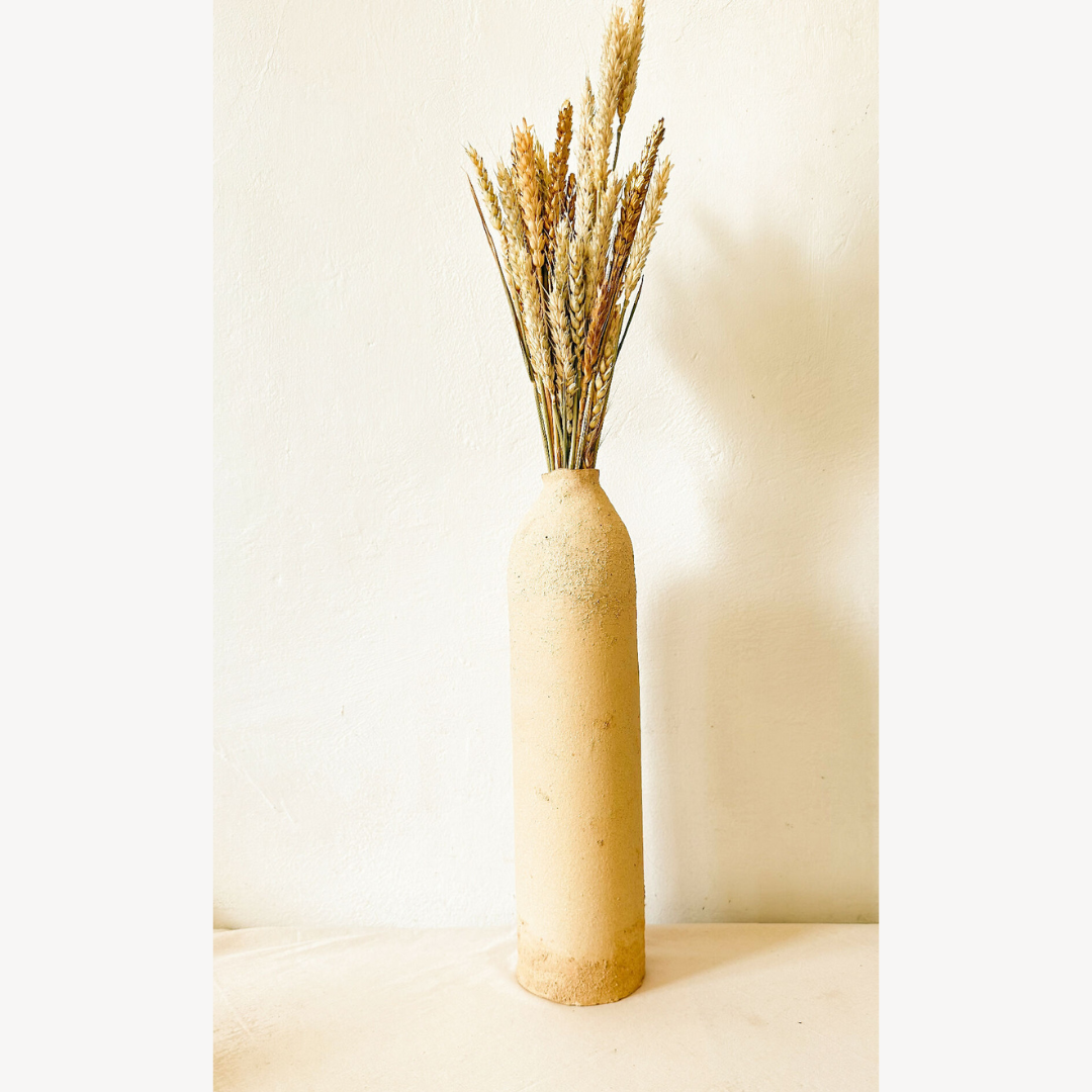 Vase en grès brut, forme cylindrique haute, finition texturée beige