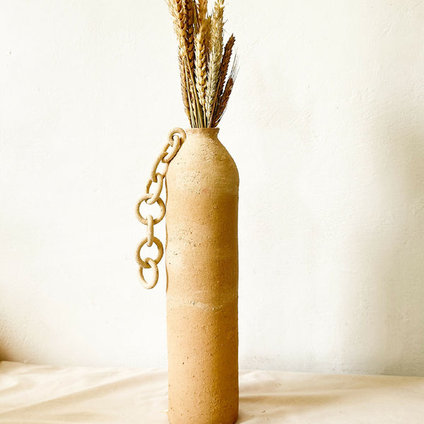 Vase en terre cuite brute avec chaînette dorée et col étroit