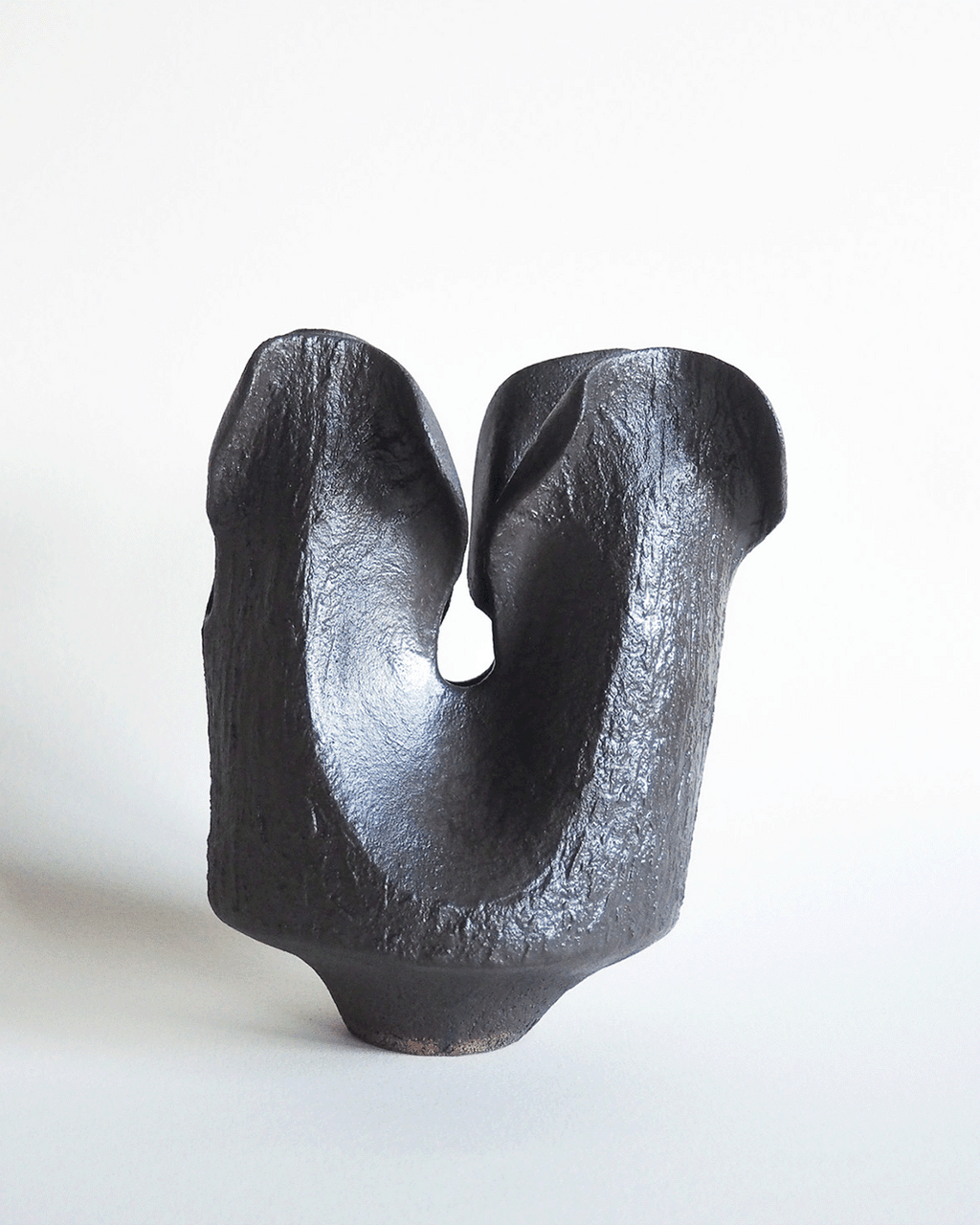 Vase Pétal en grès aux lignes organiques, émail bronze, façonné à la main par Strato Studio