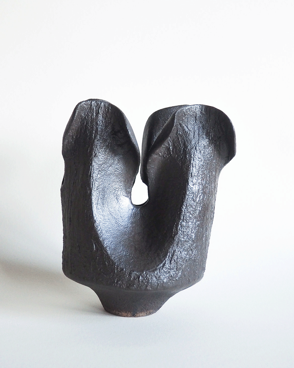 Vase Pétal en grès aux lignes organiques, émail bronze, façonné à la main par Strato Studio