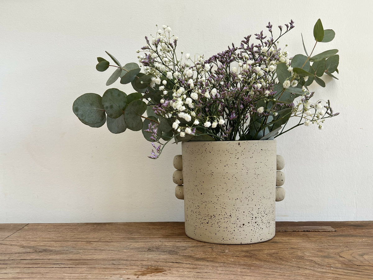 Vase en grès beige à finition pyrité, reliefs ronds sur les côtés, style Palma.