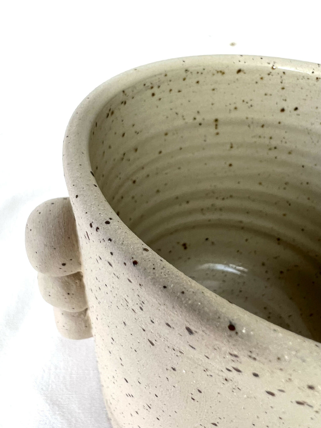 Vase PALMA en grès pyrité, bord épais, surface mouchetée beige clair.