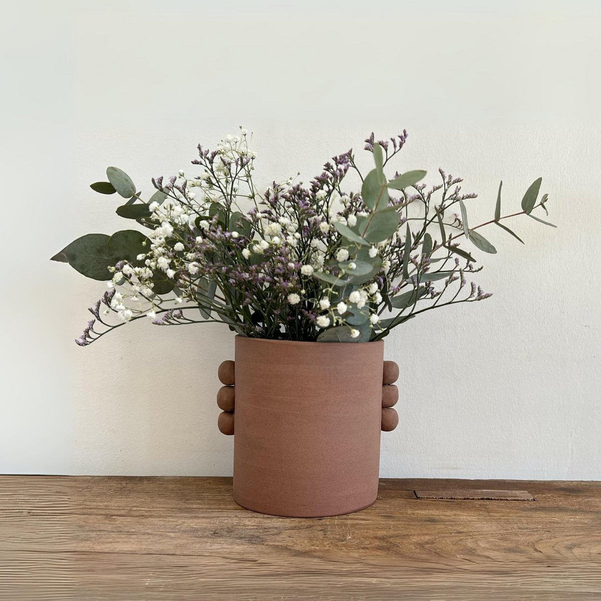 Vase en grès roux PALMA, grand bouquet de fleurs blanches et mauves, tiges fines.