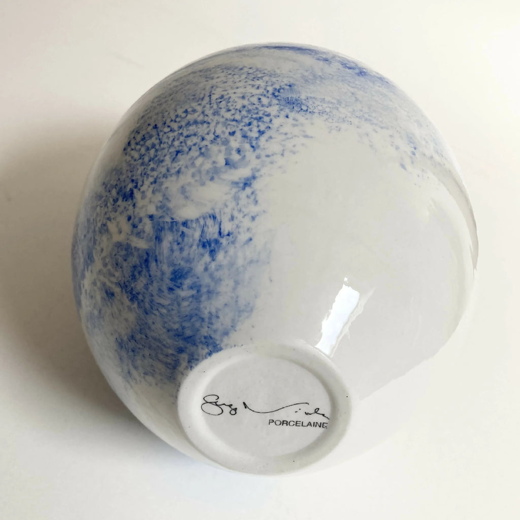 Vase goutte en porcelaine blanc, base marquée PORCELAINE et signature bleue